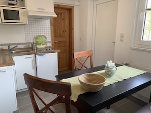 Frigorífico, microondas, placa de cocina y cafetera o tetera