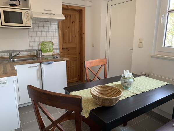 Jääkaappi, mikroaaltouuni, liesi, kahvin-/teenkeitin