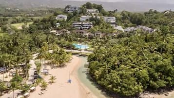 Plage, chaises longues, serviettes de plage