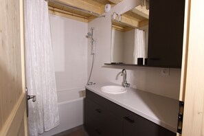 Een douche, een haardroger, handdoeken, toiletpapier