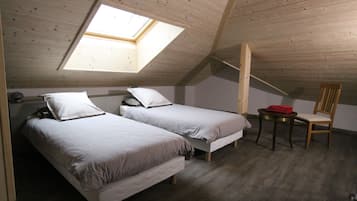 3 slaapkamers, een strijkplank/strijkijzer, reisbedje, gratis wifi
