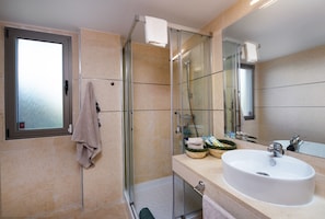 Baignoire, séchoir à cheveux, serviettes fournies