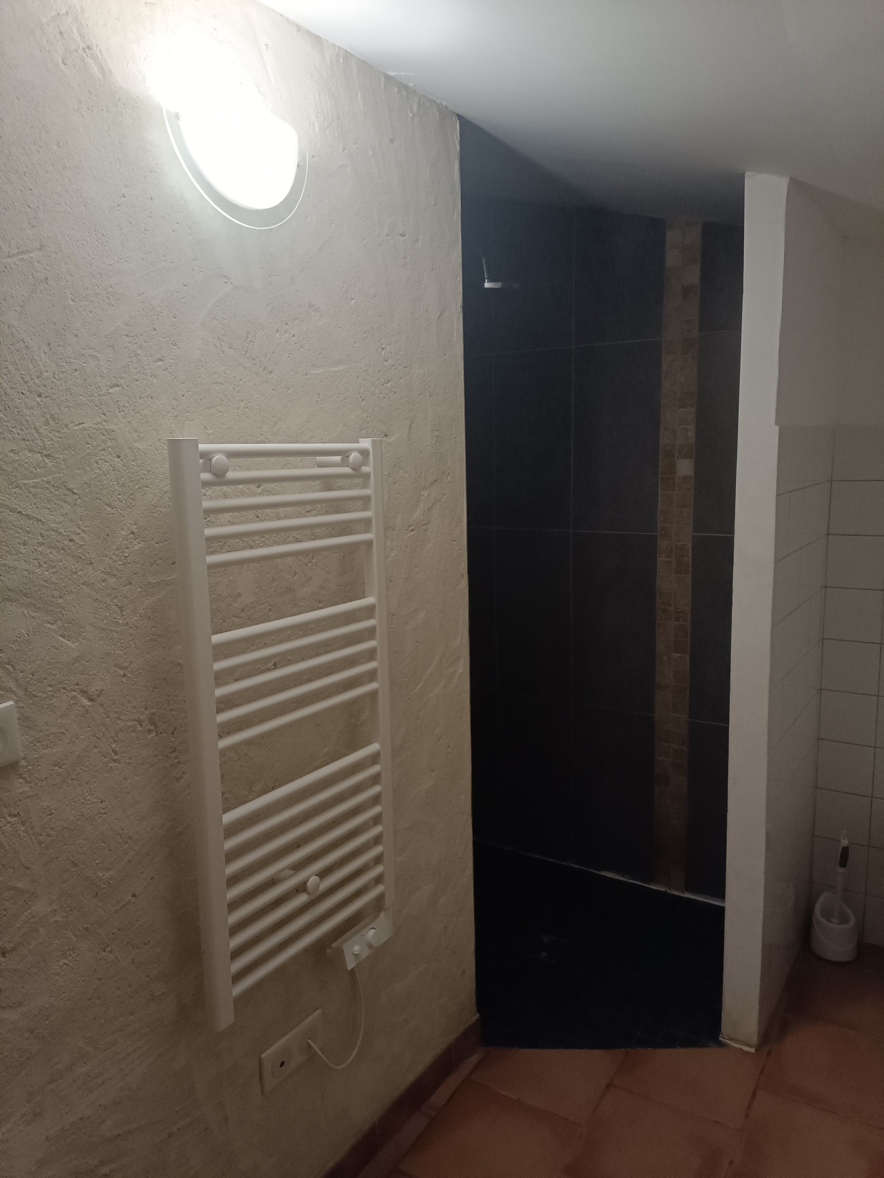Douche, sèche-cheveux, serviettes fournies