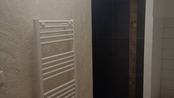 Douche, sĂšche-cheveux, serviettes fournies