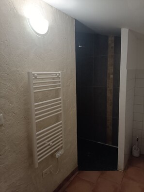 Dusch, hårtork och handdukar