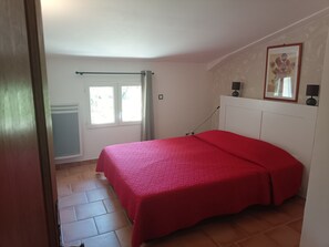 2 makuuhuonetta, silitysrauta/-lauta, vauvan matkasänky, ilmainen Wi-Fi