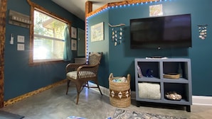 TV - Unique stay in the Hammock filled with local art (Palm Coast)