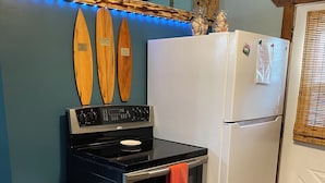 Fridge, microwave, oven, stovetop - Unique stay in the Hammock filled with local art (Palm Coast)