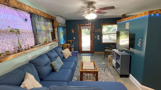 TV - Unique stay in the Hammock filled with local art (Palm Coast)