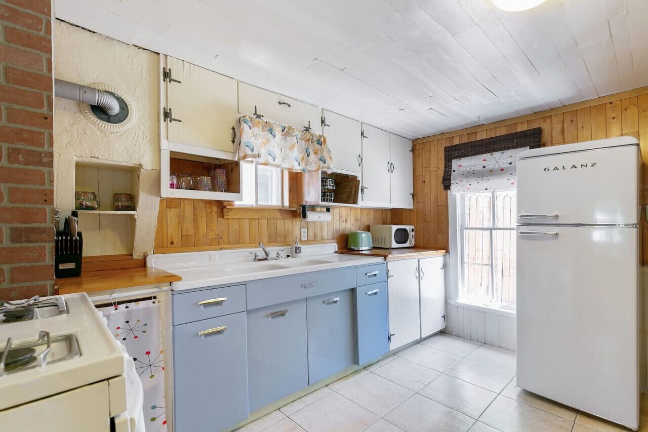 Kühlschrank, Wasserkocher mit Kaffee-/Teezubehör