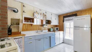 Kühlschrank, Wasserkocher mit Kaffee-/Teezubehör