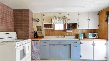 Jääkaappi, kahvin-/teenkeitin, keittoastiat/astiat/ruokailuvälineet