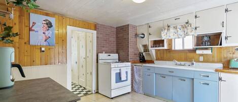 Réfrigérateur, cafetière/bouilloire