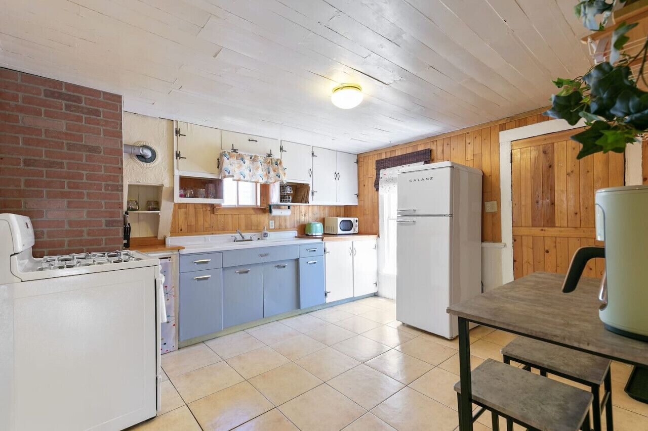 Kühlschrank, Wasserkocher mit Kaffee-/Teezubehör