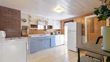 Kühlschrank, Wasserkocher mit Kaffee-/Teezubehör