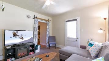 Una televisión, una chimenea, videojuegos