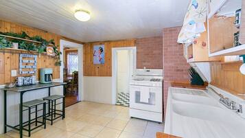 Kühlschrank, Wasserkocher mit Kaffee-/Teezubehör