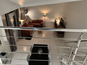 Smart TV, DVD player, books, video library - Town house, loft style, center of Paris (Paris)
