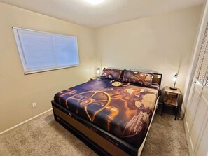 4 slaapkamers, een bureau, een strijkplank/strijkijzer, wifi