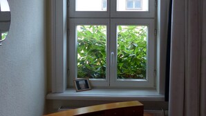 A corner desk with a picture frame on a windowsill. - Apartment AltstadtErleben 2 (upper floor) (Naumburg (Saale))