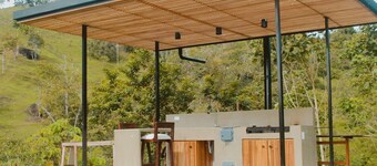 Chill hill cozy farm house on the outskirts of town