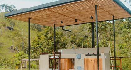 Chill hill cozy farm house on the outskirts of town