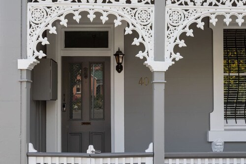 Two Worlds Townhouse - Elegant Victorian Townhouse