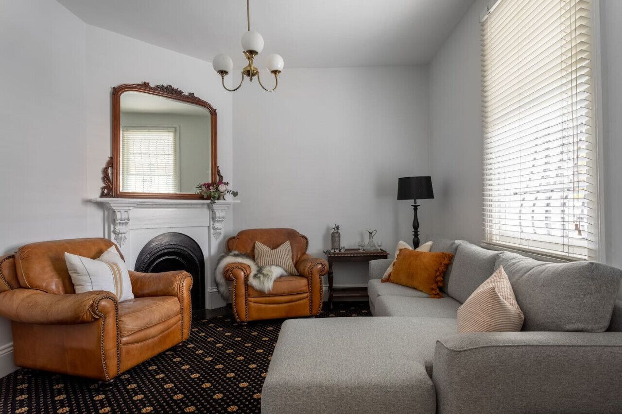 Una televisión, una chimenea