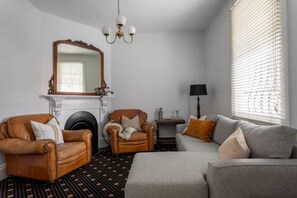 TV, fireplace - Two Worlds Townhouse (Launceston)