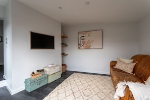 TV, fireplace - Two Worlds Townhouse (Launceston)