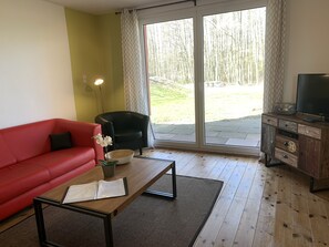 Televisie, een dvd-speler en een tafeltennistafel