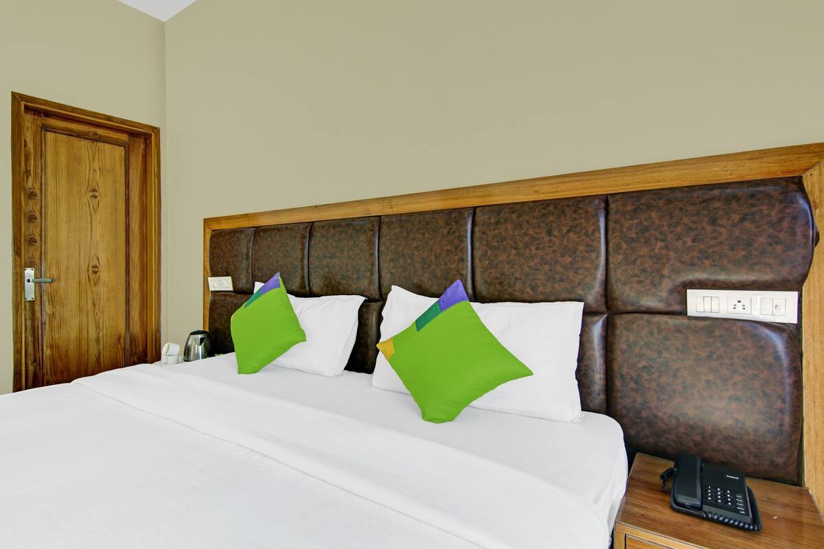 standard room | desk, iron/ironing board