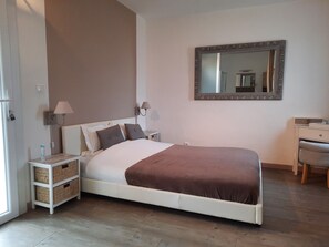 1 soverom, skrivebord, wi-fi (inkludert) og sengetøy