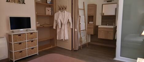 1 bedroom, desk, free WiFi, bed sheets