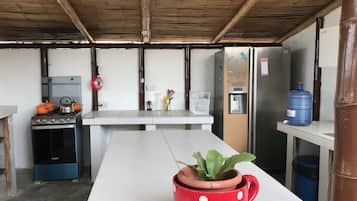 Family House, 4 Bedrooms, Beach View, Oceanfront | Private kitchen