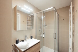 公寓 | 浴室 | 淋浴設備、免費梳洗用品、風筒、提供毛巾