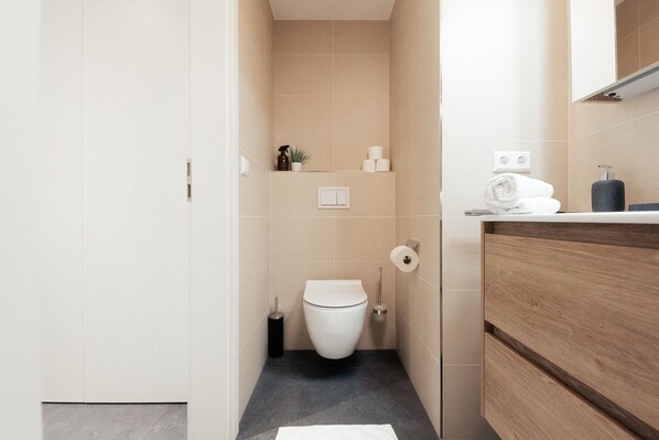 公寓 | 浴室 | 淋浴設備、免費梳洗用品、風筒、提供毛巾