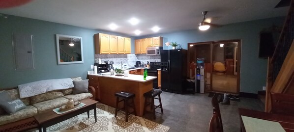 Living area - Sylvan's Sunkissed Sandcastle. 2 blocks from the beach (Blossvale)