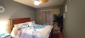 3 bedrooms, WiFi, bed sheets - Sylvan's Sunkissed Sandcastle. 2 blocks from the beach (Blossvale)