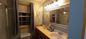 Shower, hair dryer, towels, soap - Sylvan's Sunkissed Sandcastle. 2 blocks from the beach (Blossvale)