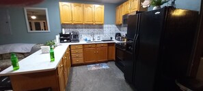 Private kitchen - Sylvan's Sunkissed Sandcastle. 2 blocks from the beach (Blossvale)