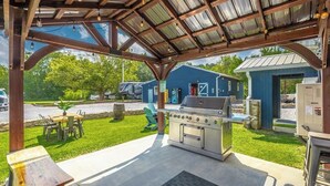 Outdoor dining - Suite 112: Comfort at Rock Spring Resort (Rock Spring)