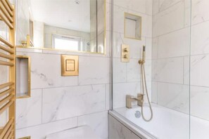 Douche, serviettes fournies, savon, shampoing