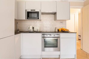 Fridge, microwave, oven, electric kettle - Cosy, modern 2 bed flat close to Big Ben (London)