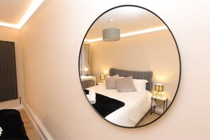 3 bedrooms, desk, iron/ironing board, free WiFi - Cosy, modern 2 bed flat close to Big Ben (London)