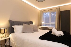 3 bedrooms, desk, iron/ironing board, free WiFi