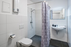 Douche, séchoir à cheveux, serviettes fournies, savon