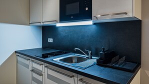 Fridge, microwave, stovetop, electric kettle - NorthApartments Dresden Am Park (Dresden)