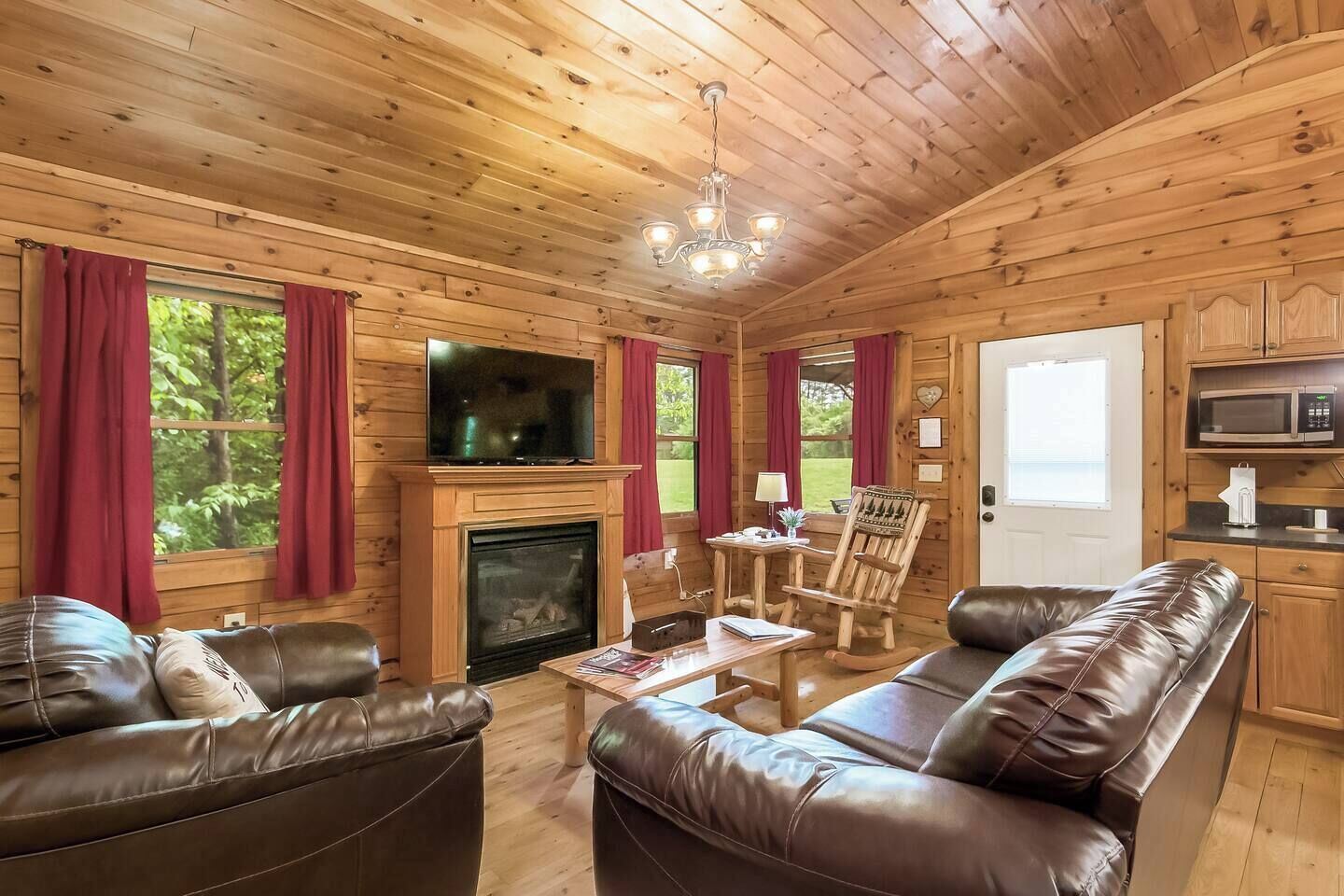 Smart-TV, Kamin, DVD-Player, Bücher