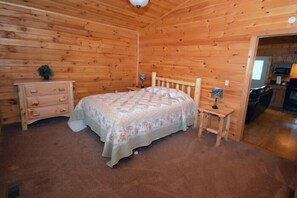 1 quarto, ferros/tábuas de passar roupa, berço de viagem